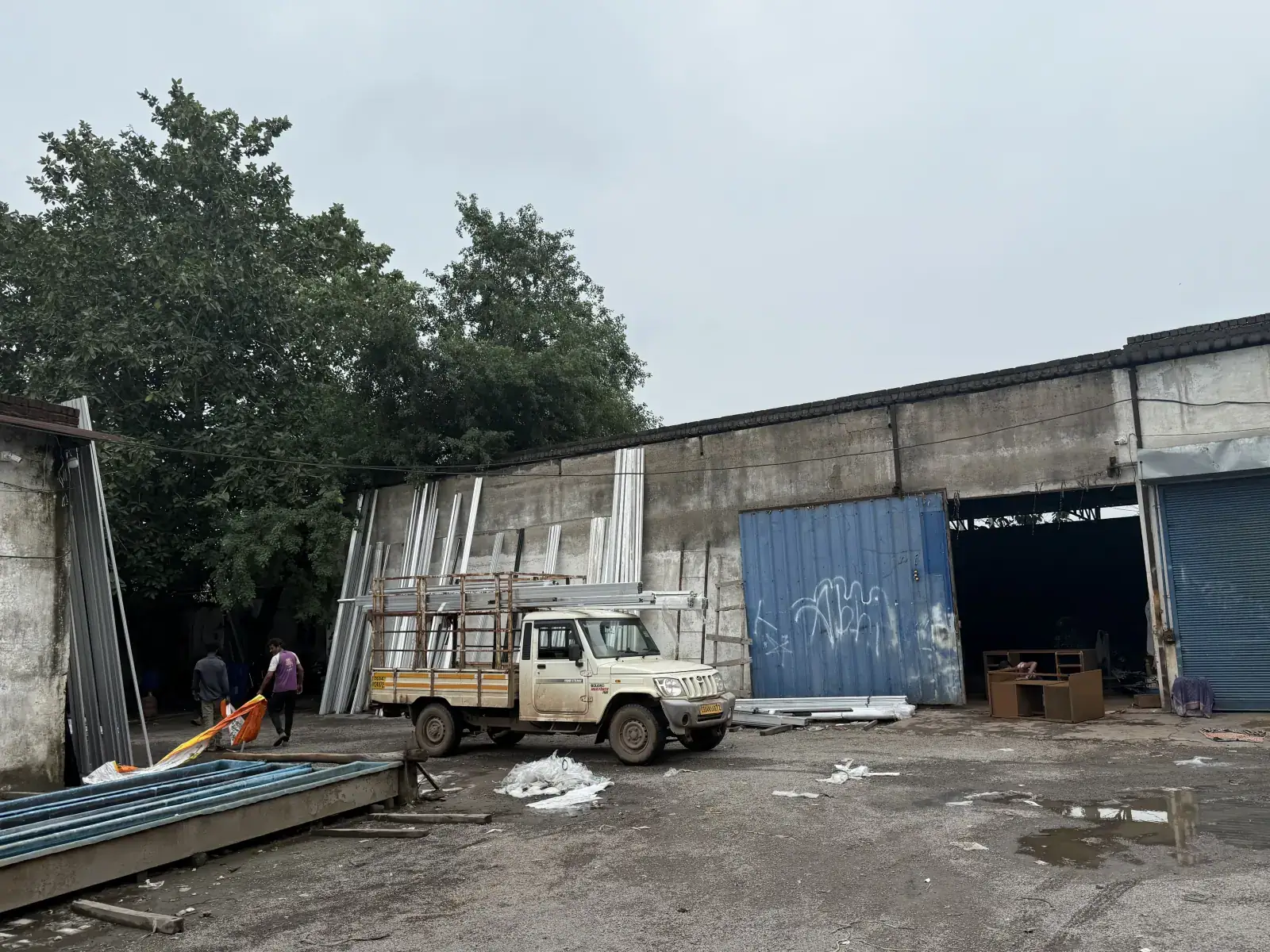 Pickup loaded with aluminium profiles for powder coating job work in Raipur